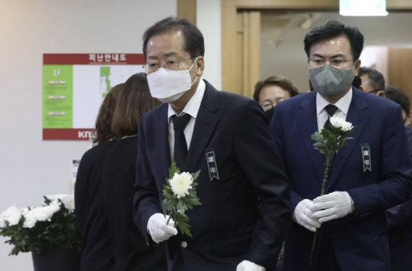2022년 6월 10일 당시 홍준표 대구시장이 대구 중구 경북대학교병원 장례식장에 마련된 법률사무소 방화참사 희생자 합동분향소를 찾아 헌화하고 있는 모습. (사진=뉴스1)