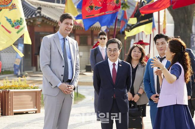 9일 오후 수원 화성행궁에서 김동연 경기도지사와 David Eby 카느드 BC주 수상이 행궁 시찰을 하고 있다.(사진=경기도)