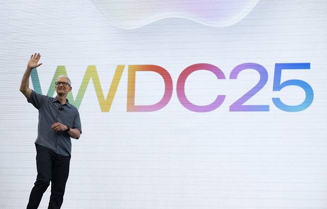 팀쿡 애플 최고경영자(CEO)가 9일(현지시간) 미국 캘리포니아 쿠퍼티노에 위치한 애플 본사 애플 파크에서 열린 연례세계개발자회의(WWDC)에서 연설하고 있다. (사진=AFP)