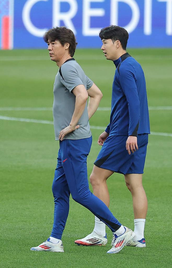 대한민국 축구 국가대표팀 홍명보 감독과 손흥민이 쿠웨이트와의 2026 북중미 월드컵 아시아 3차 예선 최종전을 하루 앞둔 9일 서울월드컵경기장에서 훈련 중 대화를 나누고 있다. 사진=연합뉴스
