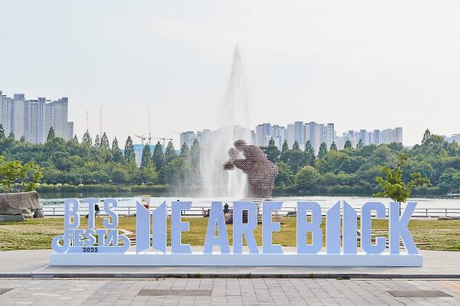 일산호수공원에 설치된 ‘BTS 페스타’ 조형물