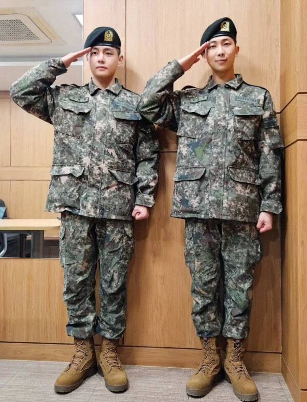 방탄소년단 RM(오른쪽)과 뷔(사진=SNS)