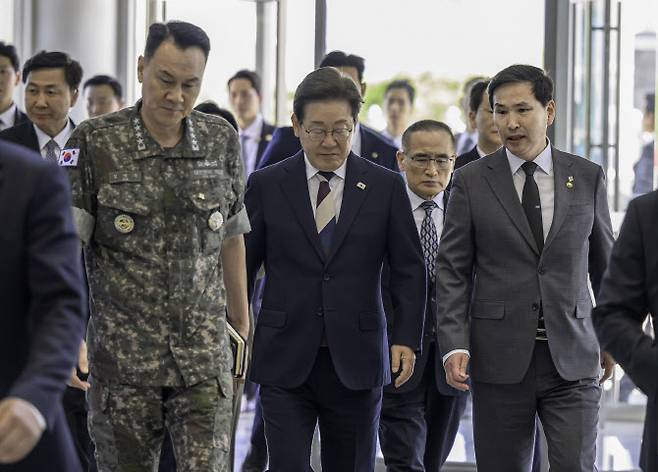 이재명 대통령이 지난 4일 서울 용산구 합동참모본부를 방문해 김선호 국방부 장관 직무대행, 김명수 합참의장과 전투통제실로 이동하고 있다. (사진=국방부)
