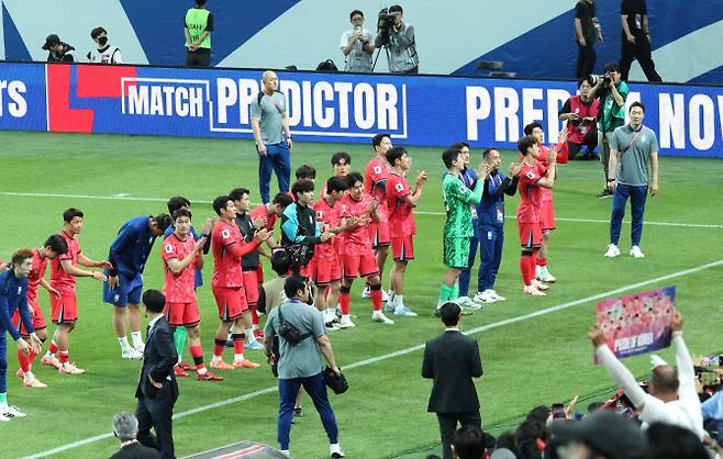 한국 축구 국가대표팀 선수들이 10일 서울월드컵경기장에서 쿠웨이트와의 2026 북중미 월드컵 아시아 3차 예선 최종전에서 승리한 뒤 열린 11회 연속 월드컵 본석 진출 축하 행사에서 팬들을 향해 인사하고 있다. 사진=연합뉴스