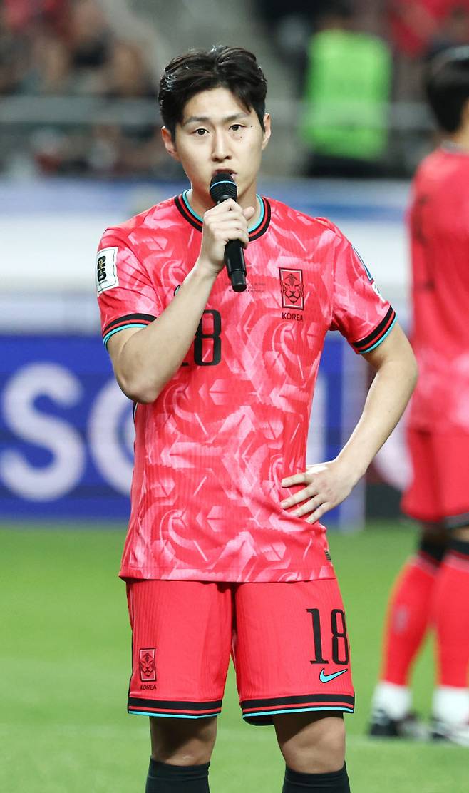 한국 축구 국가대표팀 이강인이 10일 서울월드컵경기장에서 쿠웨이트와의 2026 북중미 월드컵 아시아 3차 예선 최종전에서 승리한 뒤 열린 11회 연속 월드컵 본석 진출 축하 행사에서 소감을 말하고 있다. 사진=연합뉴스