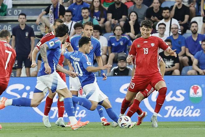 2025년 6월 10일, 이탈리아 레조에밀리아의 마페이 스타디움에서 열린 2026년 FIFA 월드컵 유럽 예선 이탈리아와 몰도바의 경기에서 이탈리아의 자코모 라스파도리(가운데)와 몰도바의 다니엘 둠브라바누(오른쪽)가 경합하고 있다.