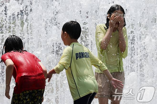 30도 안팎의 낮더위가 이어지고 있는 8일 서울 광화문광장 바닥분수에서 어린이들이 물놀이를 하며 더위를 식히고 있다. 2025.6.8/뉴스1 ⓒ News1 이동해 기자
