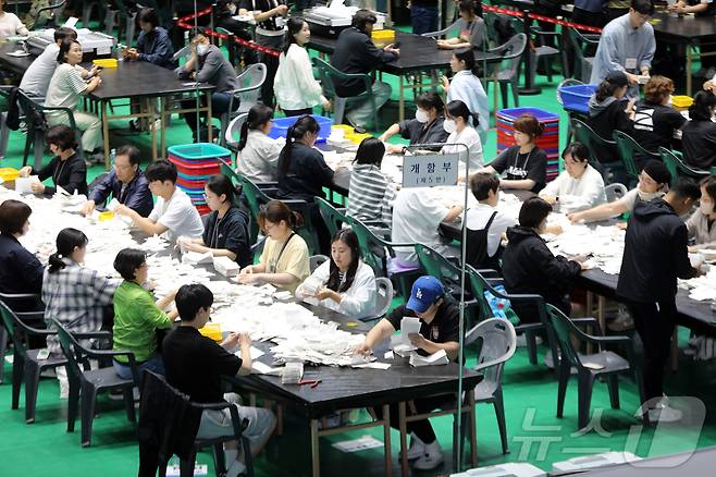 제21대 대통령 선거일인 3일 밤 제주시 한라체육관에서 개표작업이 이뤄지고 있다. 2025.6.3/뉴스1 ⓒ News1 오미란 기자