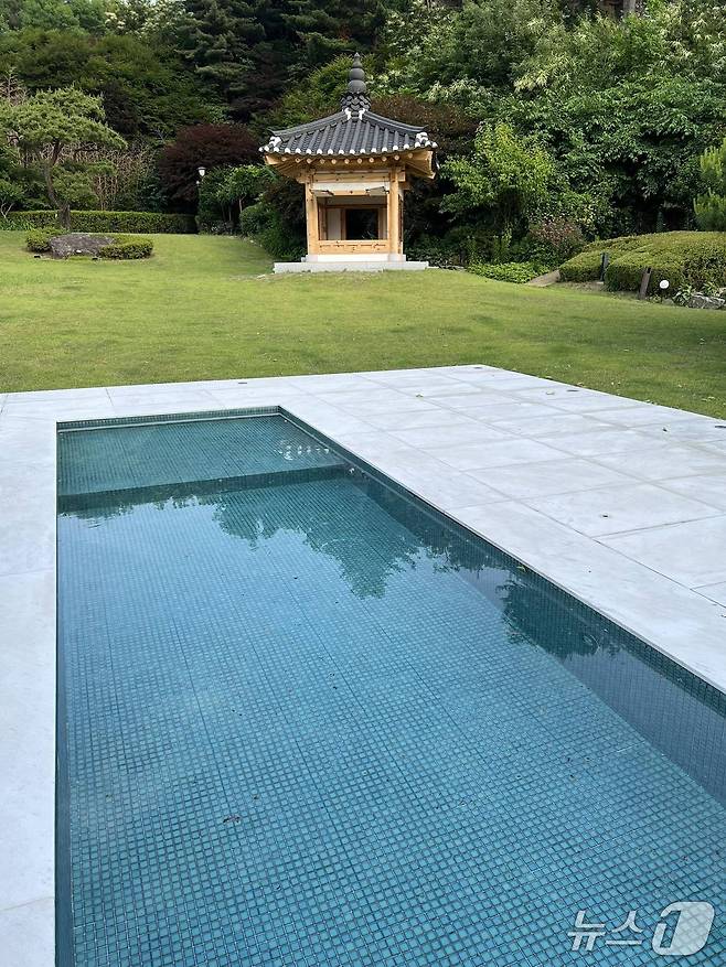 한남동 대통령 관저에 있는 수영장. 깊이가 얕고 비교적 소규모여서 반려견을 위한 수영장이 아닌가라는 의혹이 일었다. (더불어민주당 박홍근 의원 SNS 갈무리) ⓒ 뉴스1