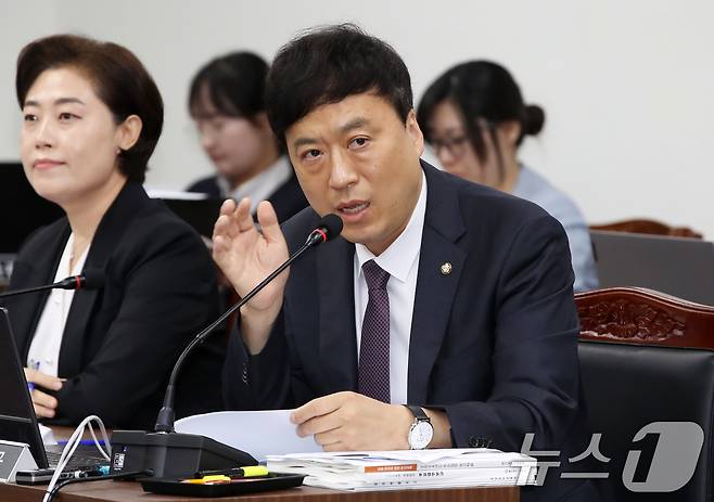 정성국 국민의힘 의원이 18일 오전 부산 금정구 부산대학교에서 열린 국회 교육위원회의 경남·부산·울산교육청에 대한 국정감사에서 질의하고 있다. 2024.10.18/뉴스1 ⓒ News1 윤일지 기자