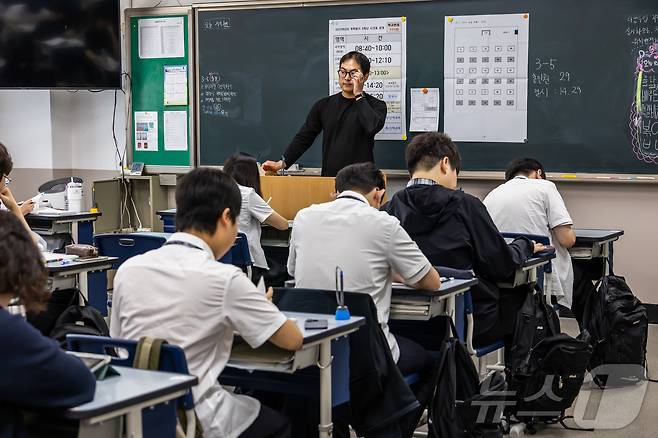 서울 금천구 금천고등학교에서 학생들이 시험 준비를 하고 있다. /뉴스1 ⓒ News1 사진공동취재단