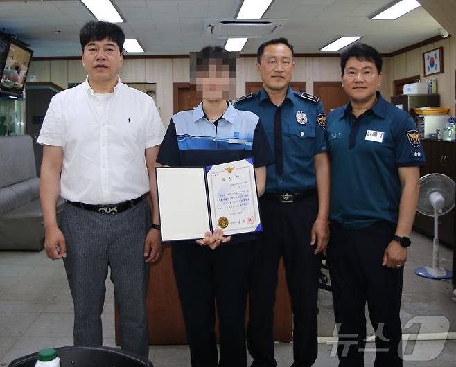 (순천=뉴스1) 김동수 기자 = 전남 순천경찰서는 10일 보이스피싱 현금수거책 검거에 기여한 순천역 직원에게 경찰서장 표창장을 수여하고 있다.(순천경찰서 제공. 재판매 및 DB 금지)