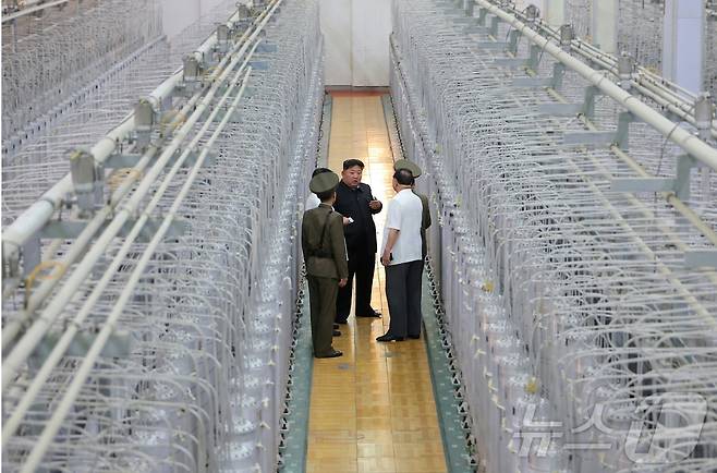 (평양 노동신문=뉴스1) = 김정은 북한 노동당 총비서가 지난해 9월 핵무기연구소와 '무기급 핵 물질 생산 기지'를 시찰하는 모습.[국내에서만 사용가능. 재배포 금지. DB 금지. For Use Only in the Republic of Korea. Redistribution Prohibited] rodongphoto@news1.kr