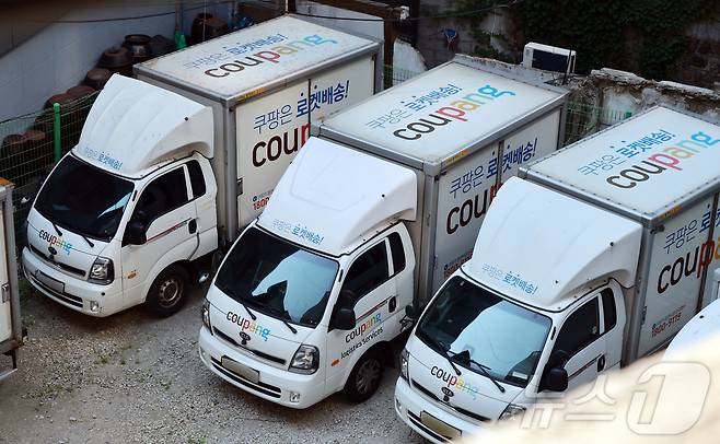 서울 중구의 한 주차장에 쿠팡 배달 차량이 주차돼 있다. 2025.6.3/뉴스1 ⓒ News1 김진환 기자