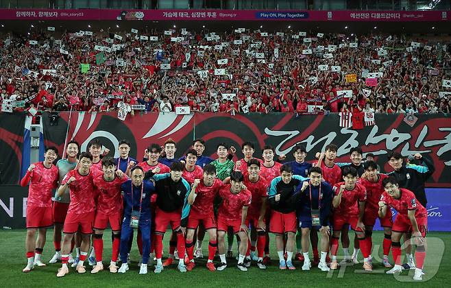 대한민국 축구 국가대표팀 선수들이 10일 서울월드컵경기장에서 쿠웨이트와의 2026 북중미 월드컵 아시아 3차 예선 최종전에서 승리한 뒤 열린 11회 연속 월드컵 본석 진출 축하 행사에서 팬들과 함께 기념 촬영을 하고 있다.2025.6.10/뉴스1 ⓒ News1 김진환 기자