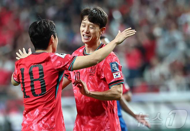 10일 오후 서울 마포구 상암동 서울월드컵경기장에서 열린 2026 국제축구연맹(FIFA) 북중미 월드컵 아시아 3차 예선 B조 10차전 대한민국과 쿠웨이트의 경기, 대한민국 이재성이 골을 넣고 기뻐하고 있다. 2025.6.10/뉴스1 ⓒ News1 김도우 기자