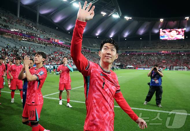 대한민국 축구 국가대표팀 손흥민을 비롯한 선수들이 10일 서울월드컵경기장에서 쿠웨이트와의 2026 북중미 월드컵 아시아 3차 예선 최종전에서 승리한 뒤 열린 11회 연속 월드컵 본석 진출 축하 행사에서 팬들에게 인사하고 있다.2025.6.10/뉴스1 ⓒ News1 김진환 기자
