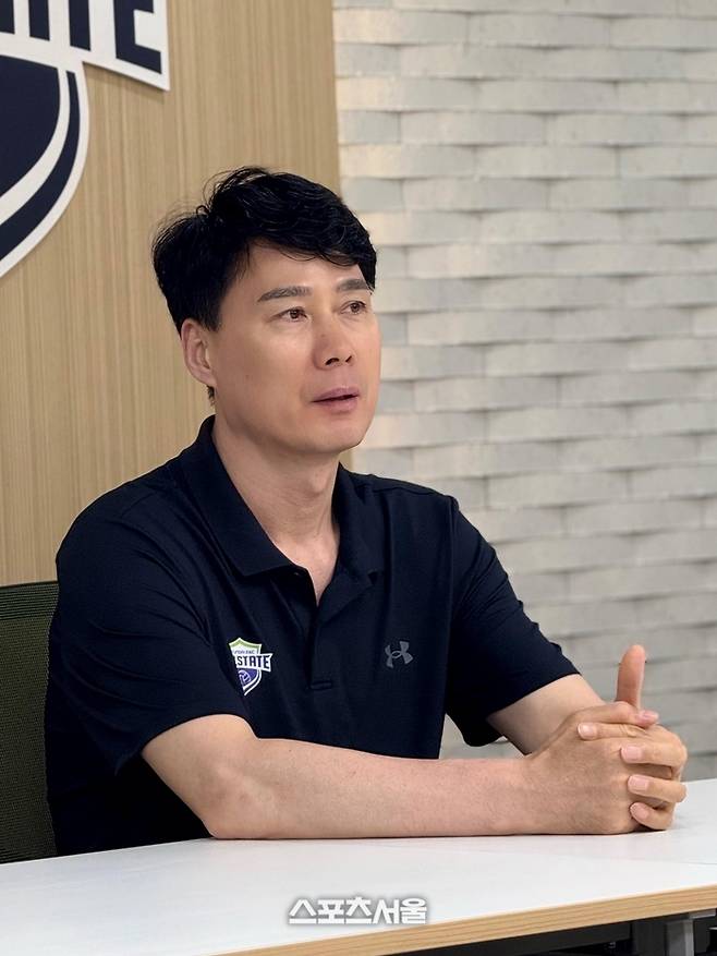 현대건설 강성형 감독이 9일 용인 훈련 체육관에서 열린 간담회에서 질문을 듣고 있다. 용인 | 정다워 기자