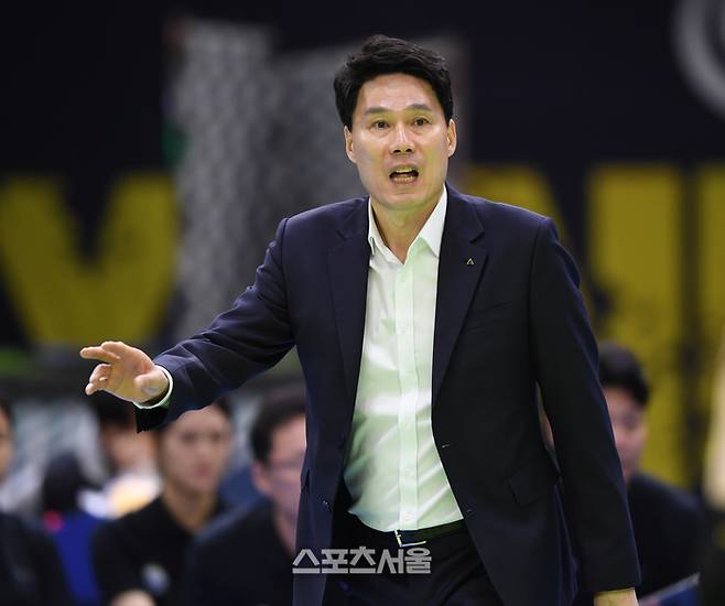 현대건설 강성형 감독이 11일 수원체육관에서 열린 2024~2025 V-리그 한국도로공사와 경기에서 작전 지시를 하고 있다.  2025. 2. 11. 수원 | 최승섭기자 thunder@sportsseoul.com