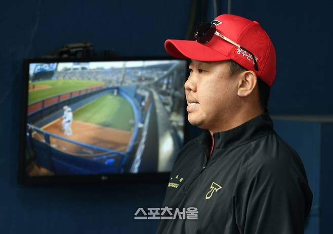 KIA 이범호 감독이 4일 잠실구장에서 열린 2025 KBO리그 두산과 경기에서 선수들의 플레이를 지켜보고 있다. 잠실 | 박진업 기자 upandup@sportsseoul.com