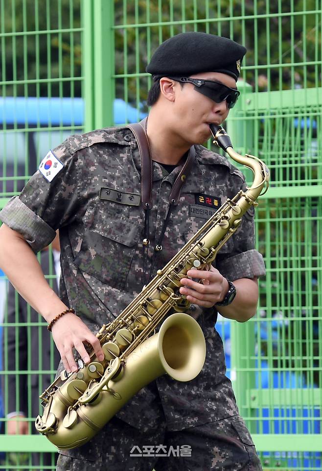방탄소년단(BTS)의 RM(김남준)이 10일 강원도 춘천시 신북읍 체육공원에서 진행된 전역 행사에서 색소폰을 연주하며 행사장으로 입장하고 있다.  RM은 육군 제15보병사단 군악대에서, 뷔는 2군단 군사경찰 특수임무대에서 1년 6개월 동안 군복무를 했다. 2025. 6. 10.  춘천 | 박진업 기자 upandup@sportsseoul.com