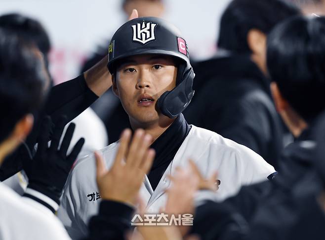 KT 배정대가 선수들과 하이파이브를 하고 있다. 수원 | 박진업 기자 upandup@sportsseoul.com