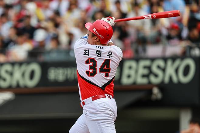 KIA 최형우가 17일 광주-기아 챔피언스 필드에서 열린 2025 KBO리그 정규시즌 두산과 더블헤더 1차전 3회말 투런 홈런을 치고 있다. 사진 | KIA 타이거즈