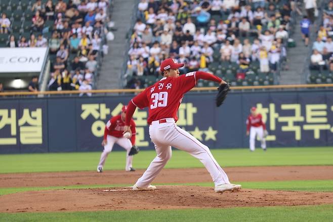 SSG 김건우가 10일 서울 잠실구장에서 열린 2025 KBO리그 정규시즌 LG전서 역투하고 있다. 사진 | SSG 랜더스