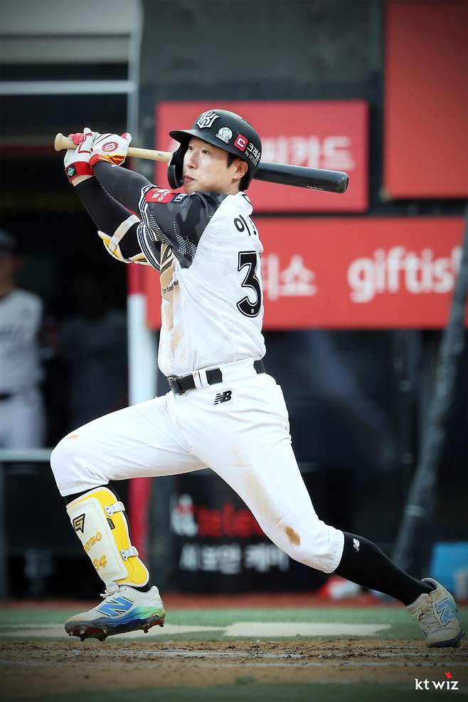 이호연이 타격한 뒤 타구를 바라보고 있다. 사진 | KT 위즈