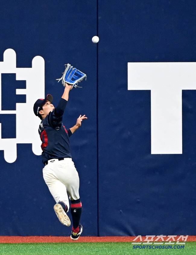 23일 고척스카이돔에서 열린 롯데와 키움의 경기, 6회말 2사 1루 교체 투입된 롯데 중견수 김동혁이 키움 김혜성의 플라이 타구를 잡아내고 있다. 고척=허상욱 기자wook@sportschosun.com/2024.06.23/