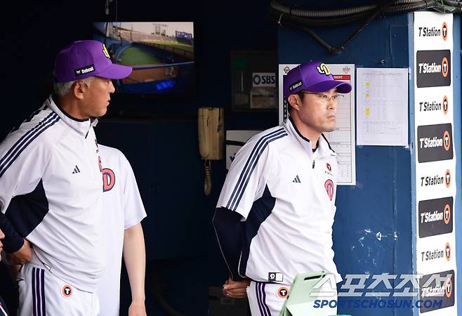 8일 잠실구장에서 열린 두산과 롯데의 경기. 경기 지켜보는 두산 조성환 감독대행. 잠실=송정헌 기자songs@sportschosun.com/2025.06.08/