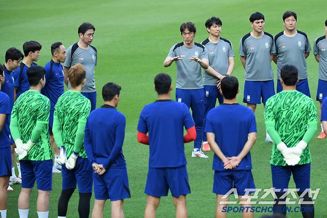 2026 FIFA 북중미 월드컵 3차 예선 최종전 공식 훈련이 9일 서울월드컵경기장에서 열렸다. 홍명보 감독이 훈련 전 미팅을 갖고 있다. 상암=박재만 기자 pjm@sportschosun.com/2025.06.09/