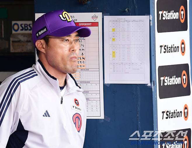 8일 잠실구장에서 열린 두산과 롯데의 경기. 경기 지켜보는 두산 조성환 감독대행. 잠실=송정헌 기자songs@sportschosun.com/2025.06.08/