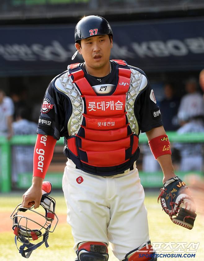 6일 잠실구장에서 열린 두산 베어스와 롯데 자이언츠의 경기. 롯데 유강남이 숨을 고르고 있다. 잠실=박재만 기자 pjm@sportschosun.com/2025.06.06/
