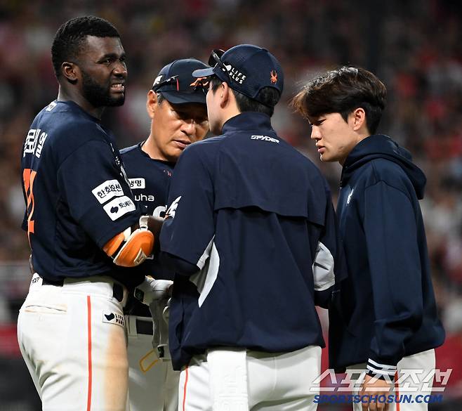 8일 광주 KIA챔피언스필드에서 열린 한화와 KIA의 경기, 연장 10회초 1사 2루 한화 플로리얼이 사구에 맞은 후 괴로워하고 있다. 광주=허상욱 기자wook@sportschosun.com/2025.06.08/