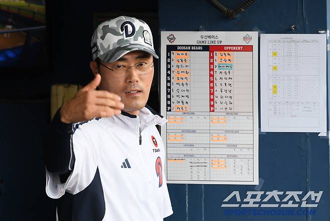 6일 잠실구장에서 열린 두산 베어스와 롯데 자이언츠의 경기. 두산 조성환 감독대행이 작저 지시를 하고 있다. 잠실=박재만 기자 pjm@sportschosun.com/2025.06.06/