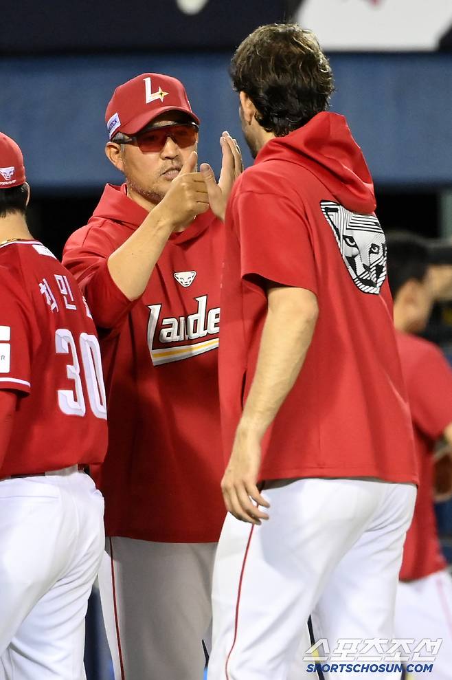 21일 잠실야구장에서 열린 SSG와 두산의 경기, SSG가 9대1로 승리하며 4연승을 달렸다. 승리의 기쁨을 나누는 이숭용 감독과 승리투수 앤더슨의 모습. 잠실=허상욱 기자wook@sportschosun.com/2025.05.21/