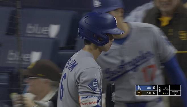 김혜성이 8회초 1사후 샌디에이고가 좌완으로 투수를 바꾸는 바람에 대타로 교체돼 들어오자 오타니 쇼헤이가 엉덩이를 두드려주며 위로하고 있다. 사진=MLB.TV 캡처