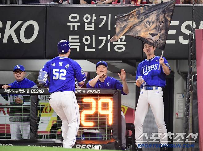 10일 광주 기아챔피언스필드에서 열린 KBO리그 KIA와 삼성의 경기. 7회초 삼성 박병호가 KIA 네일을 상대로 솔로홈런을 날렸다. 동료들의 축하를 받고 있는 박병호. 광주=송정헌 기자songs@sportschosun.com/2025.06.10/