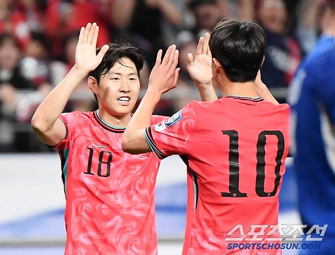 10일 서울월드컵경기장에서 열린 대한민국과 쿠웨이트의 2026년 북중미월드컵 아시아 3차예선 B조 최종전. 네 번째 골을 넣은 이재성이 이강인과 함께 기뻐하고 있다. 상암=정재근 기자 cjg@sportschosun.com/2025.6.10/