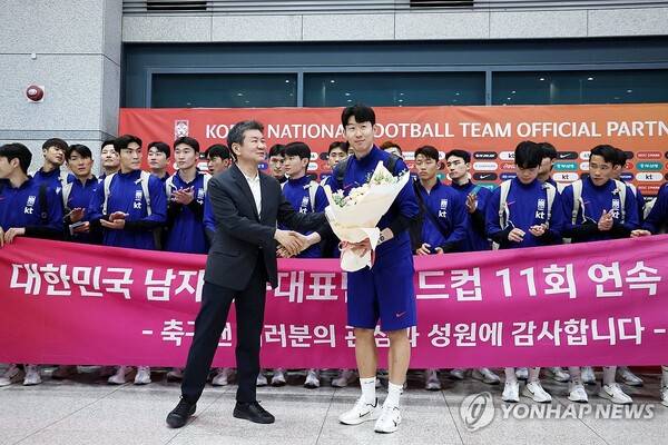 정몽규 대한축구협회장의 축하를 받는 손흥민.&nbsp; ⓒ연합뉴스