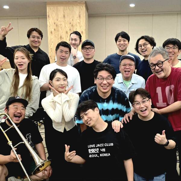 하우스 밴드 멤버들이 녹화마친 후 기념샷. 두번째 줄 가운데가 노경환 밴드마스터 [사진제공=노경환]