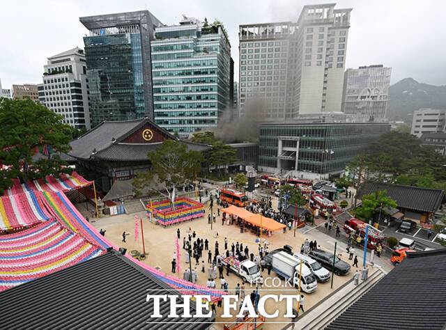 10일 오전 10시 22분께 서울 종로구 수송동 조계사 옆 한국불교역사문화기념관에서 불이 났다.