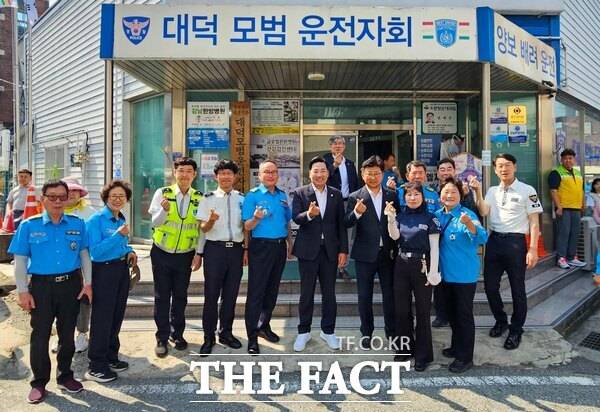 대전 대덕구는 10일 대덕구 모범운전자회와 덕암동 지역사회보장협의체 공동 주관으로 모범개인택시 20대가 어르신 30명을 모시고 '어르신 효(孝) 나들이' 행사를 개최했다. /대덕구