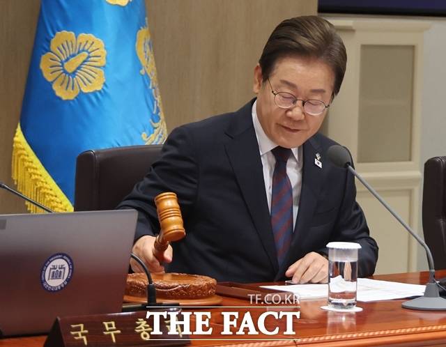 이재명 대통령이 10일 오전 용산 대통령실에서 주재한 25차 국무회의에서 의사봉을 두드리고 있다. /뉴시스