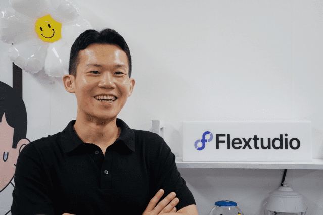 권오림 영림원 플렉스튜디오 총괄본부장이 활짝 미소를 지으며 사업 전략을 소개하고 있다.