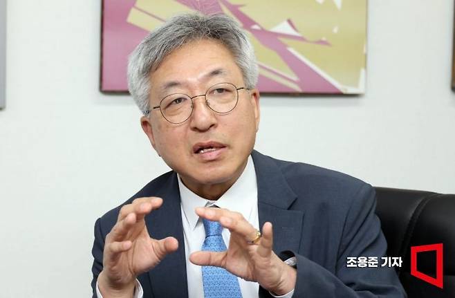 임정묵 서울대교수회 회장이 서울 관악구 서울대학교 사무실에서 아시아경제와 인터뷰 하고 있다. 조용준 기자