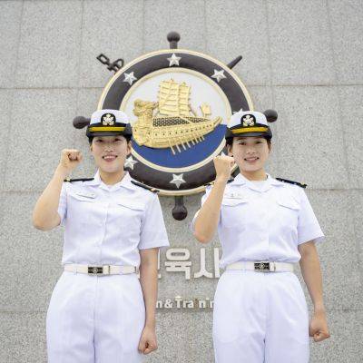 서해수호 55용사 유자녀 프로야구 시구·시타에 참여하게 된 조시은 소위(왼쪽)와 김해나 소위(오른쪽). 사진=해군