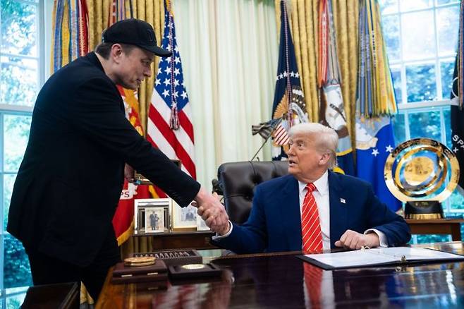 도널드 트럼프 대통령(오른쪽)과 일론 머스크 테슬라 CEO. UPI연합뉴스