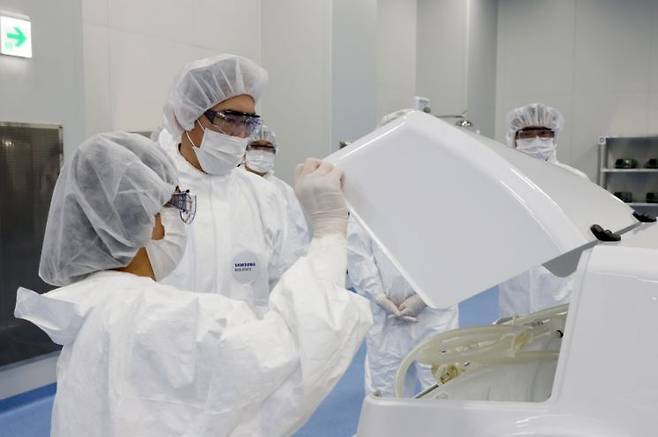 이재용 삼성전자 부회장이 2022년 10월 인천 연수구 삼성바이오로직스 송도캠퍼스를 방문해 삼성바이오로직스 제4공장 생산 시설을 점검하고 있다. 사진제공=삼성전자